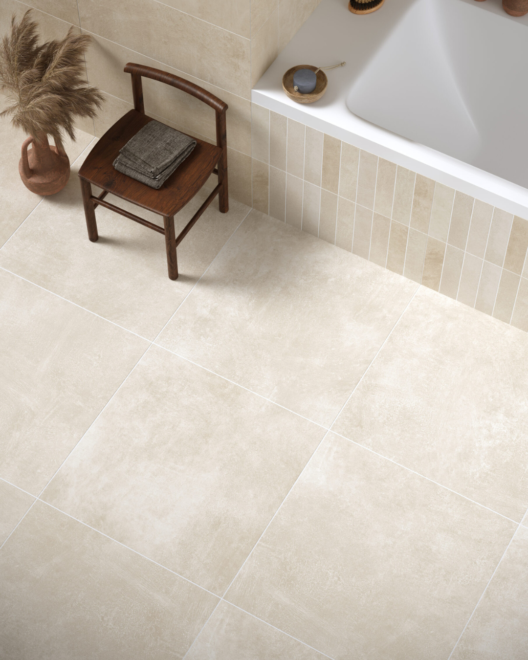 Salle de bain moderne et lumineuse avec carrelage effet béton beige clair à Puget-sur-Argens près de Saint-Raphaël