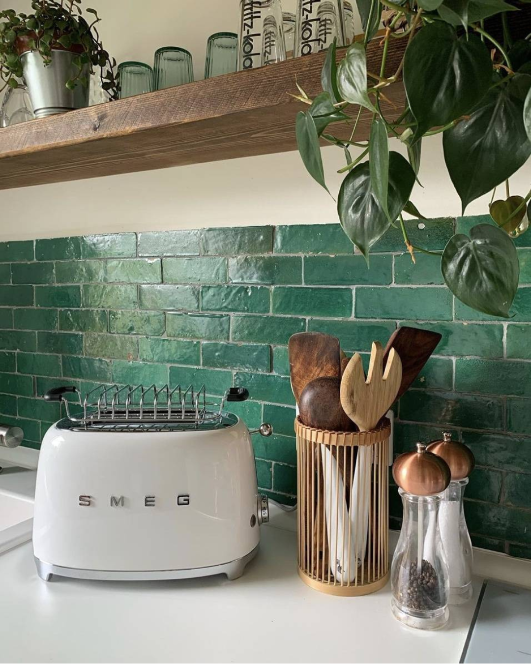 Crédence de cuisine avec carrelage bejmat vert émeraude à Sanary près de Six-Fours-les-plages