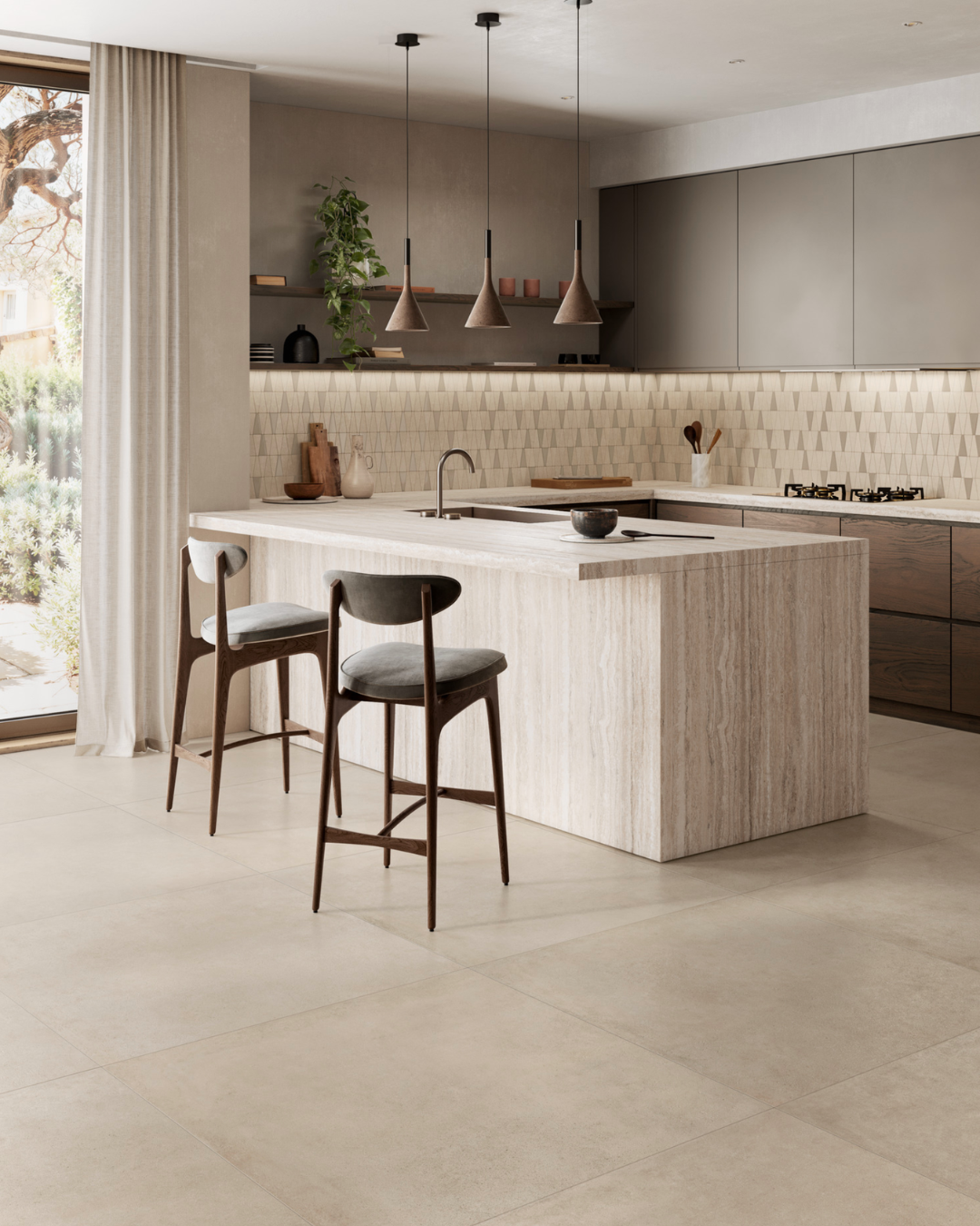 Cuisine moderne avec sol en carrelage effet béton beige à Sanary-sur-Mer près de Six-Fours-les-plages