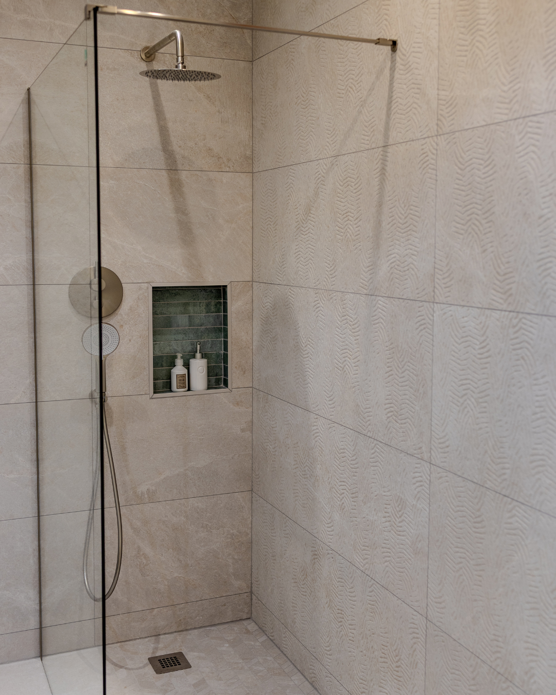 Découvrir les dernières tendances salle de bain dans notre showroom Expérience Carrelage à La Garde près de Hyères