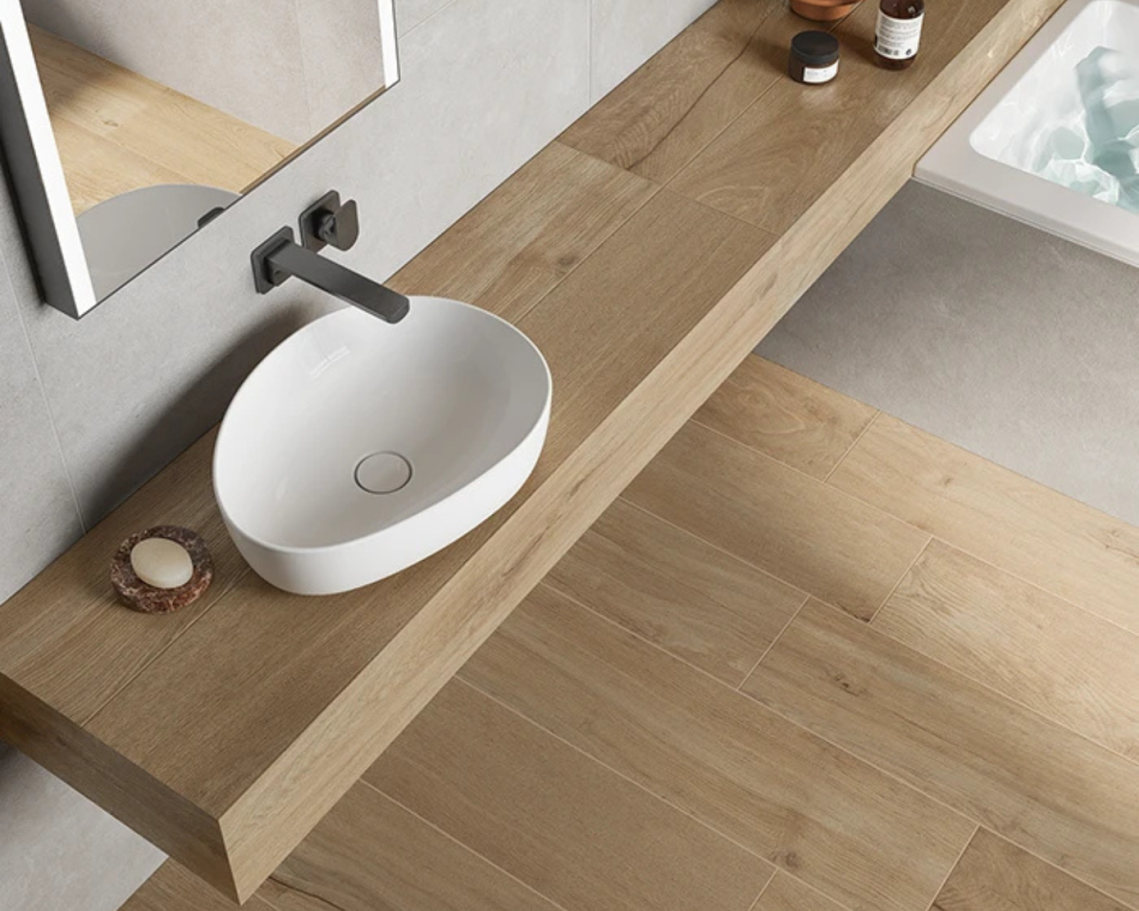 Plan de travail de salle de bain en carrelage imitation bois à Puget sur Argens 83