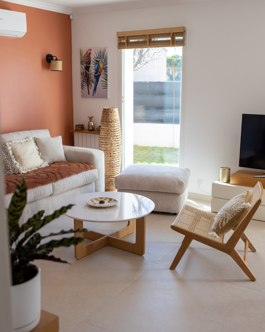 Aménagement intérieur avec carrelage grand format effet pierre beige à Six-Fours-les-plages près de Sanary