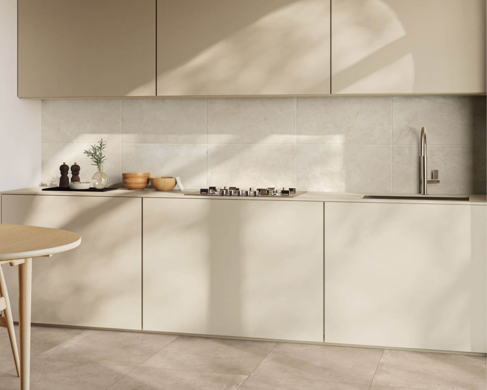 Crédence de cuisine avec un carrelage effet béton à Flassans sur Issole 83