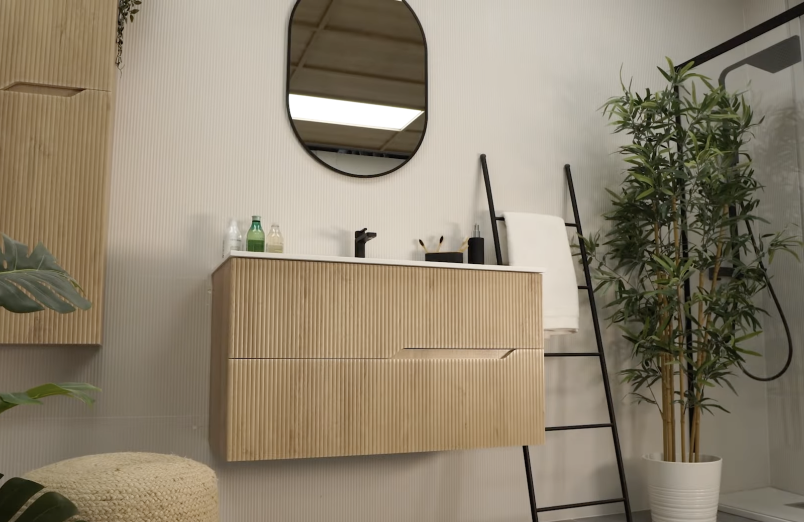 Le meuble de salle de bain “Bambou” avec ses façades cannelées pour une salle de bain zen et apaisante à Puget-sur-Argens dans le Var