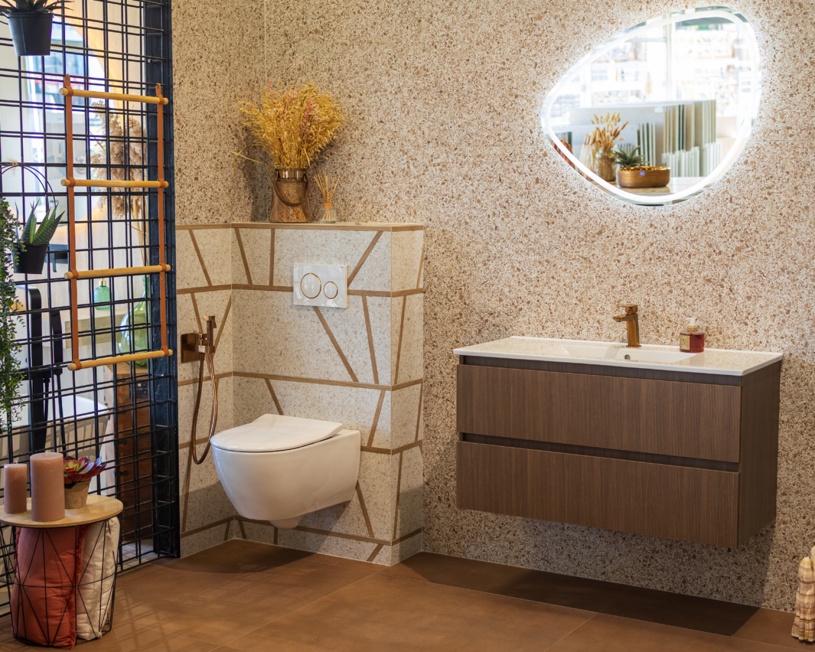 Créer une salle de bain chaleureuse et tendance avec un carrelage terra cotta au sol et terrazzo au mur en grand format à La Garde près de La Crau