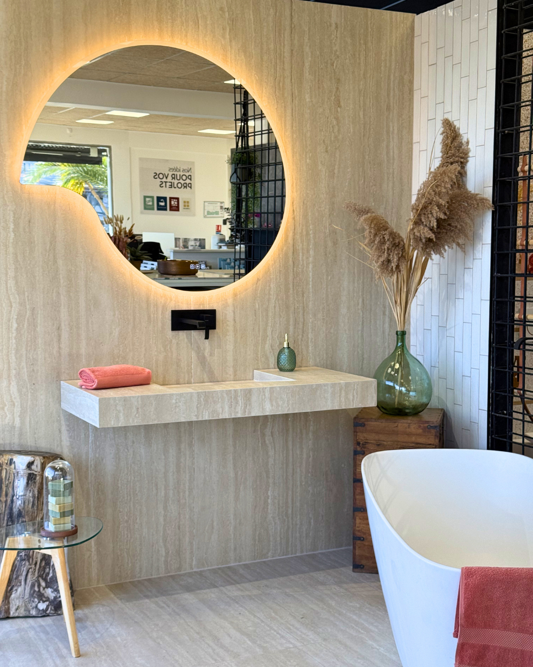 Idée de salle de bain tendance avec un carrelage effet travertin vein cut grand format à La Garde près de Toulon