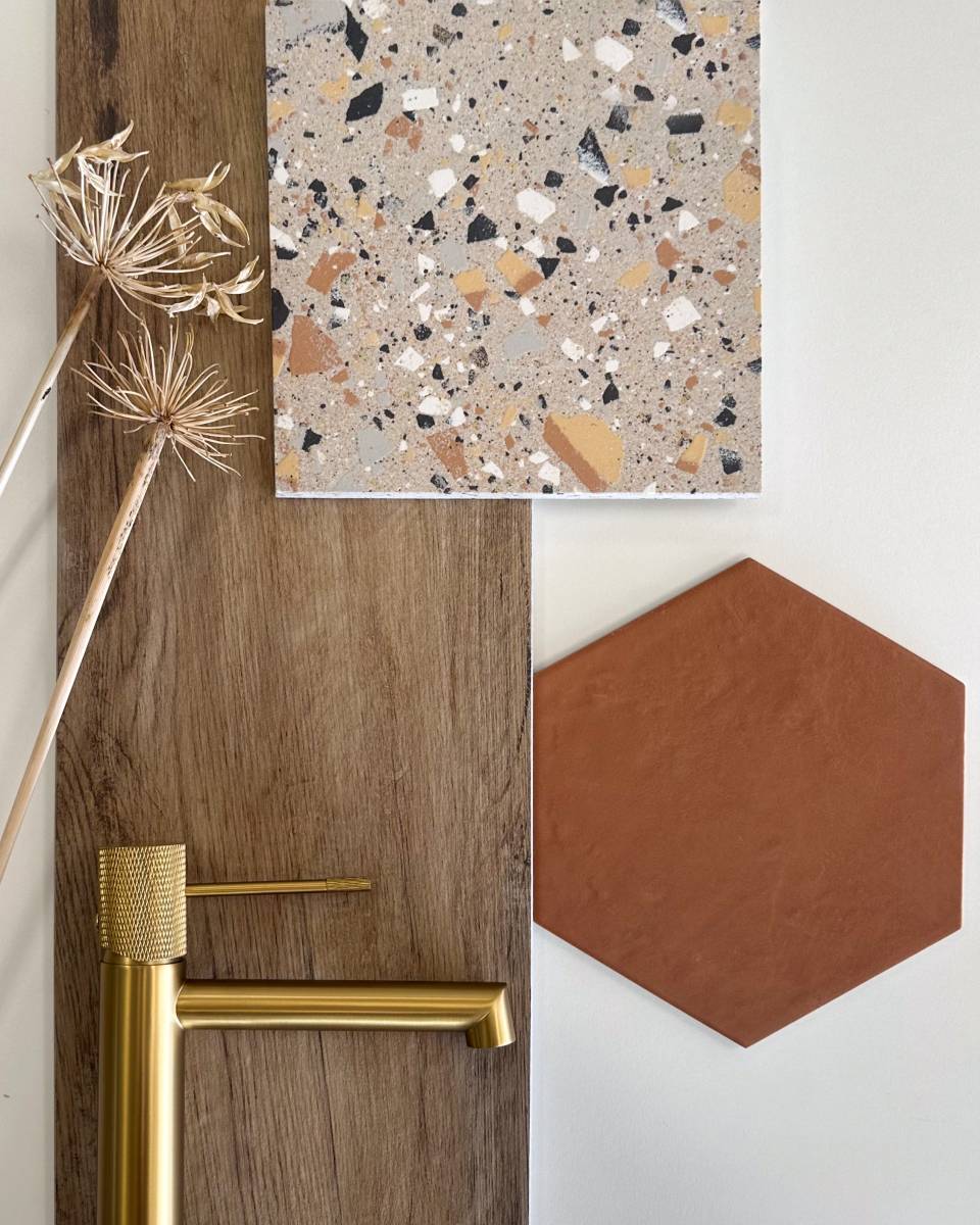 Idées de revêtements et de robinetterie pour une salle de bain tendance et chaleureuse à La Garde près de Toulon