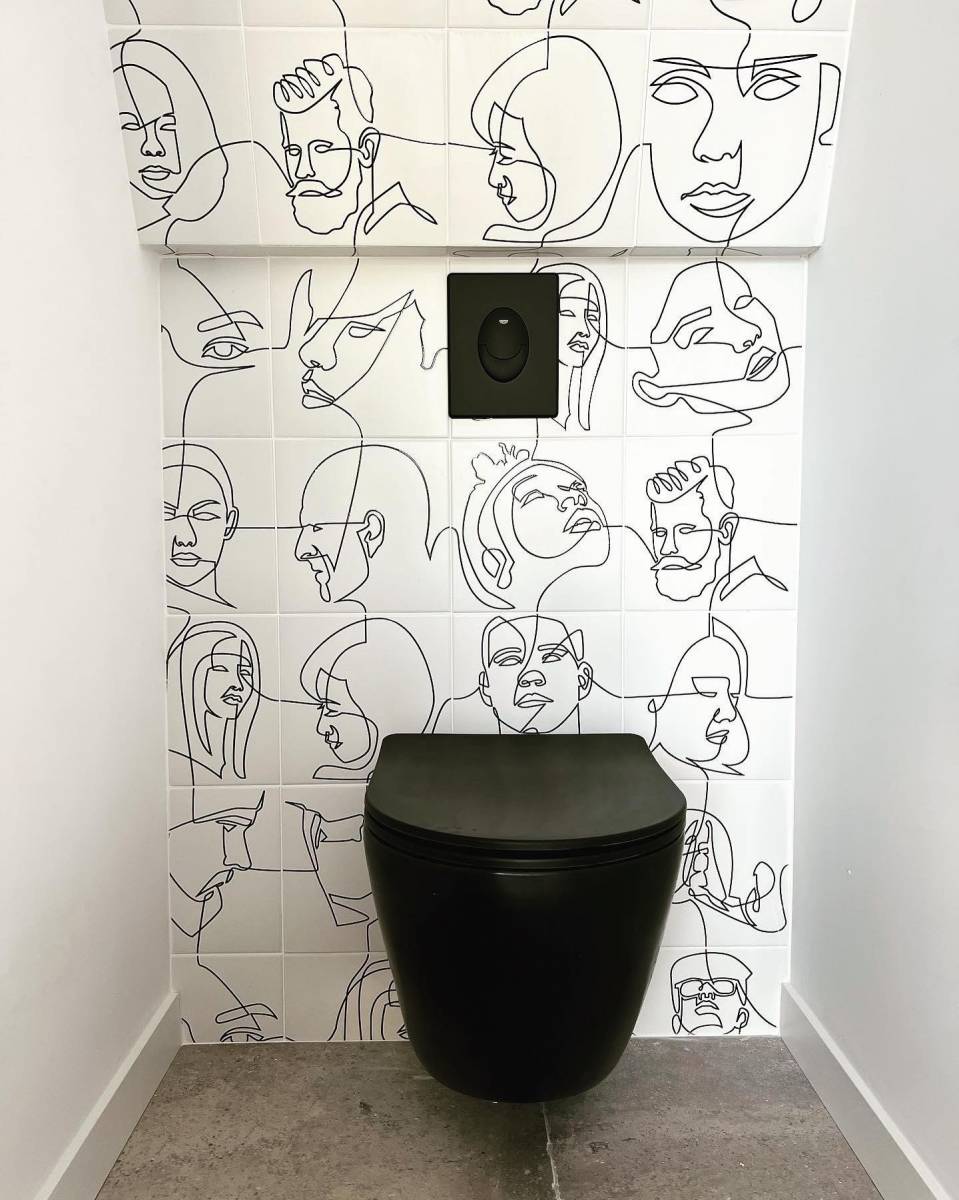 Toilette aménagé avec des carreaux à motifs abstraits