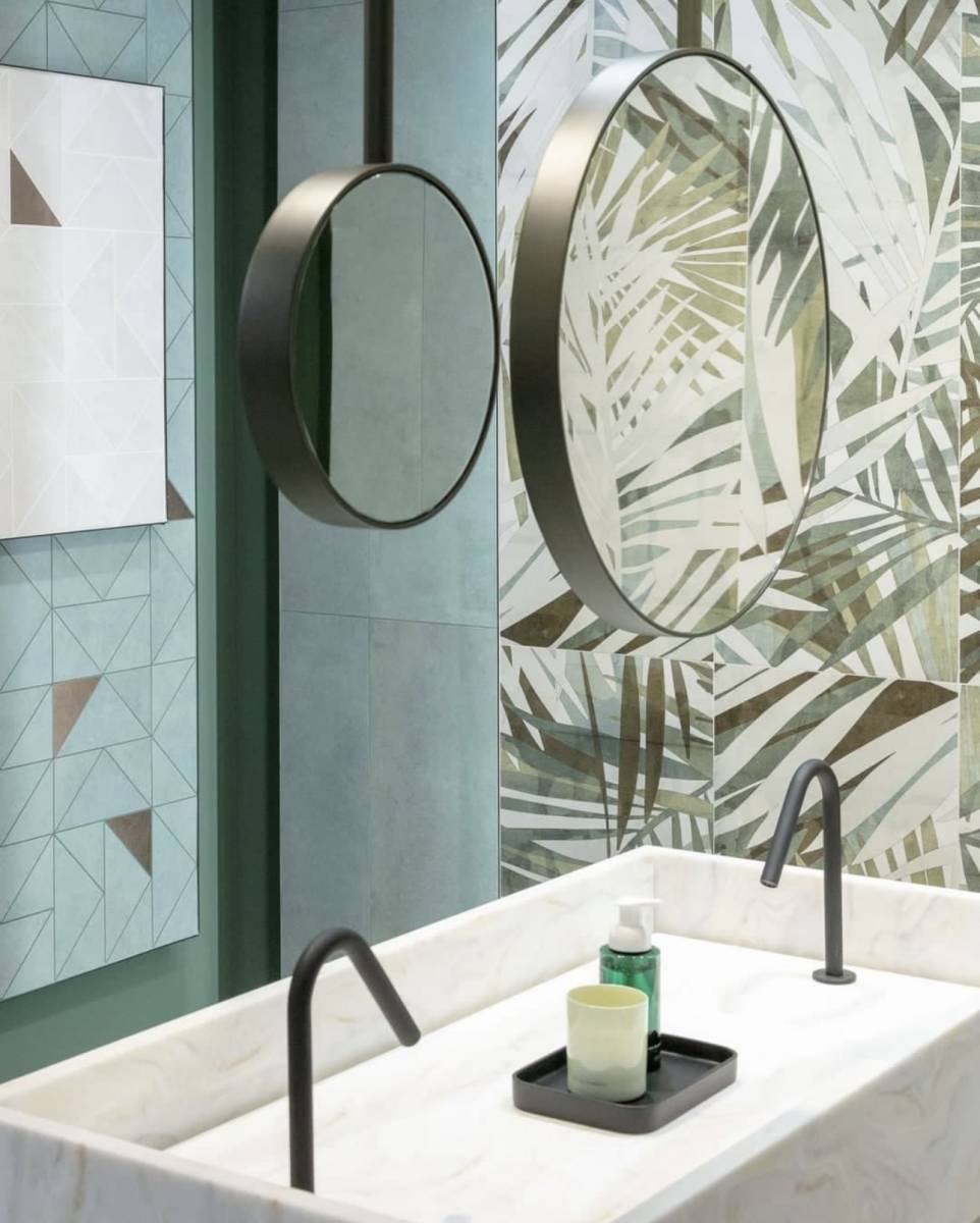 carrelage à motifs jungle dans la salle de bain