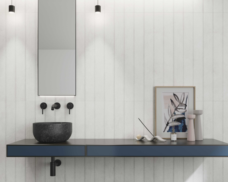 Salle de bain moderne avec crédence en carrelage effet béton à Sanary 83