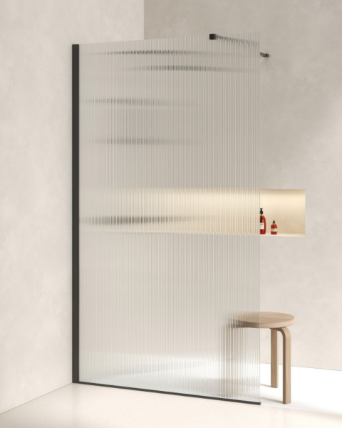 Paroi de douche cannelée pour une salle de bain au look industriel chic à Puget sur Argens dans le Var