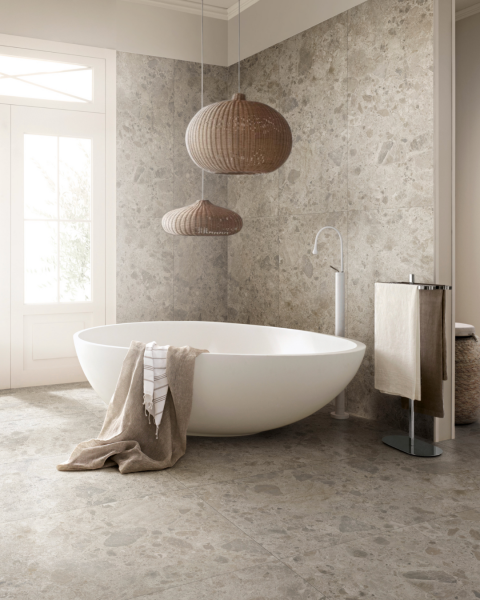 Aménager une salle de bain chaleureuse et lumineuse grâce à un carrelage effet pierre avec incrustations à Sanary près de Six Fours