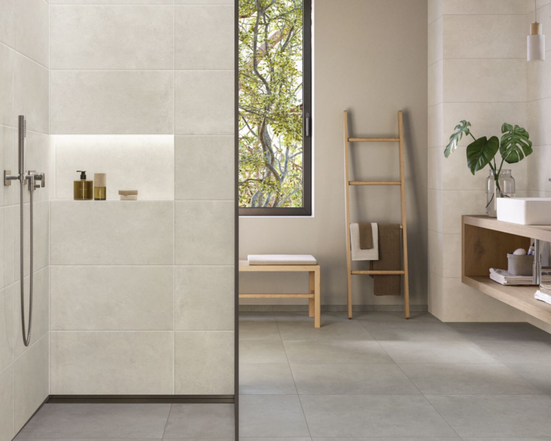 Salle de bain moderne avec un carrelage mur et sol effet béton de couleur beige à Flassans sur Issole dans le Var