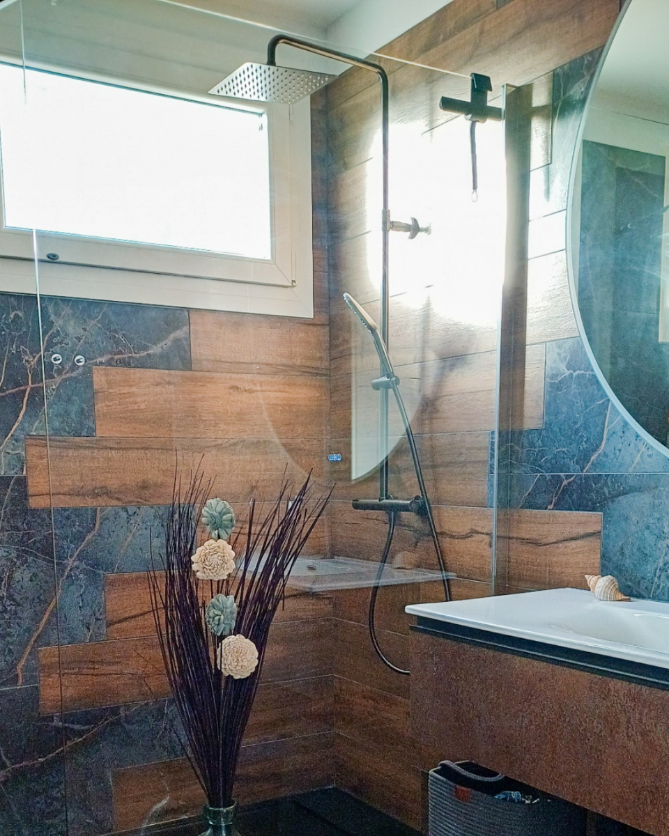 Salle de bain avec carrelage contemporain et tendance