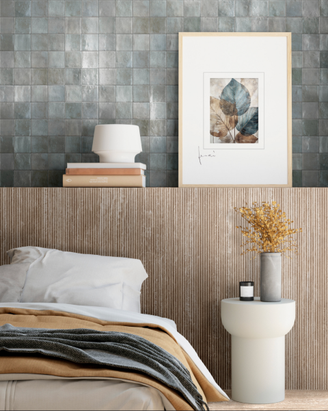 Carrelage effet pierre naturelle pour tête de lit dans une chambre