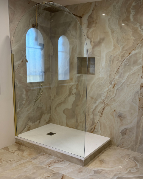 Salle de bain avec carrelage effet marbre beige brillant