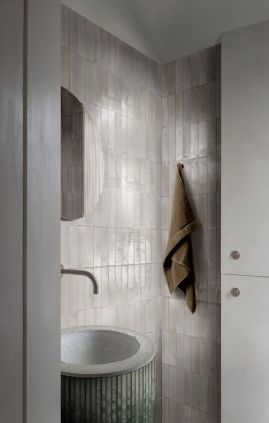 Salle de bain en carrelage effet Zellige 