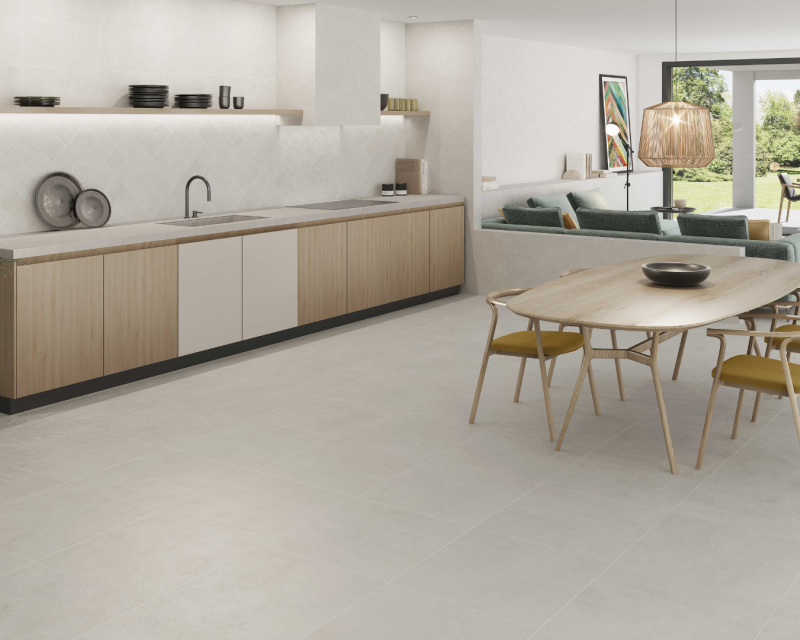 Cuisine moderne et épurée avec sol et crédence en carrelage effet béton beige à Sanary PACA