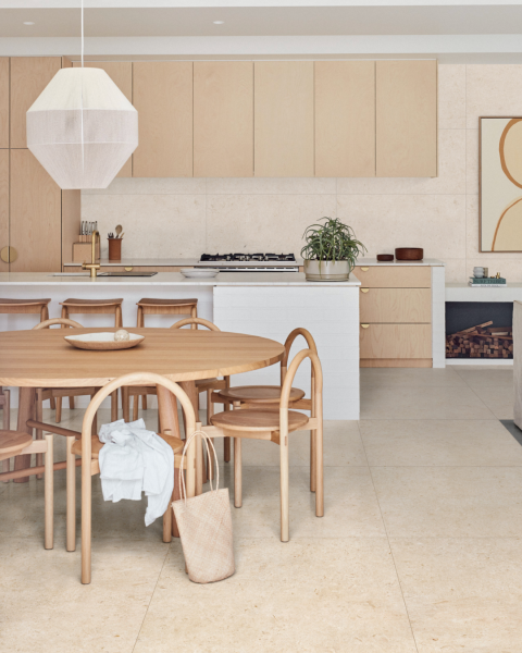 Sol intérieur en carrelage grès cérame effet pierre naturelle beige à Sanary-sur-Mer près de Six-Fours-les-plages