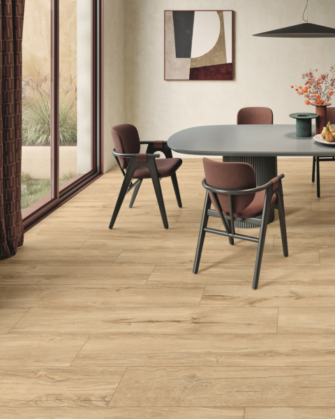 Salle à manger avec carrelage imitation parquet à La Garde près de Solliès-Pont