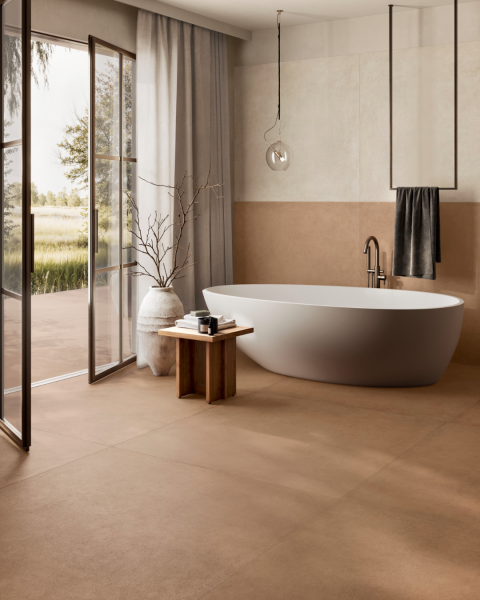 Salle de bain chaleureuse et contemporaine avec carrelage grand format couleur terra cotta à Sanary-sur-Mer près de Ollioules