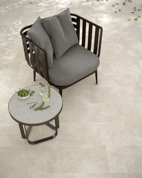 Terrasse extérieure avec carrelage effet béton pour un rendu contemporain et intemporel à Puget-sur-Argens près de Draguignan