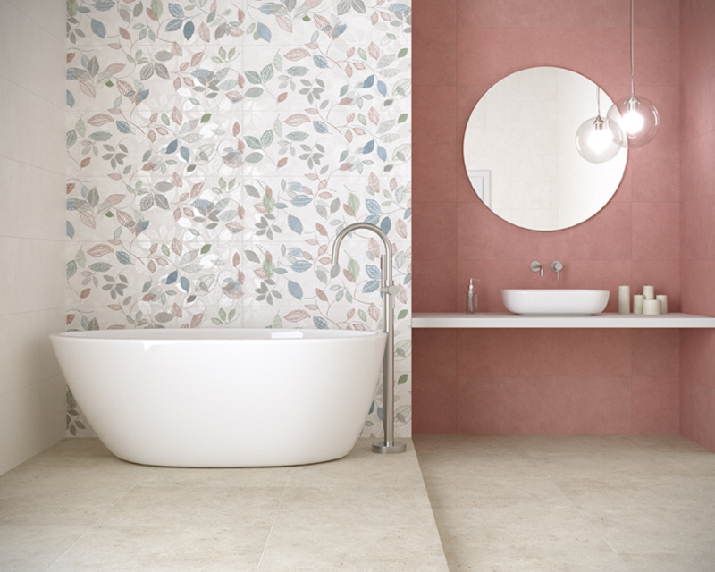 Carrelage à motifs floraux pour habiller un mur de salle de bain à Flassans-sur-Issole près de Pignans