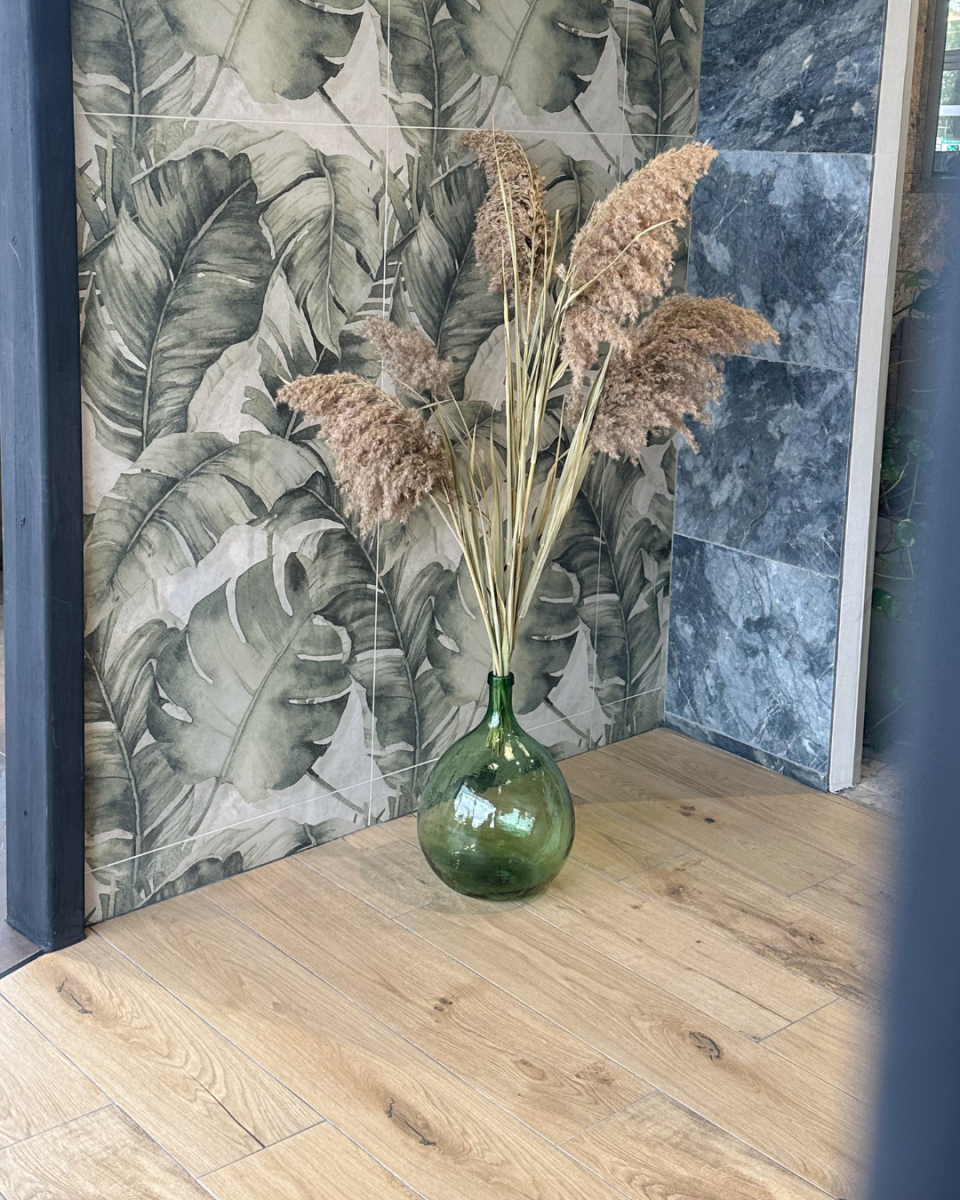 Idée d'association de carrelage jungle et effet bois