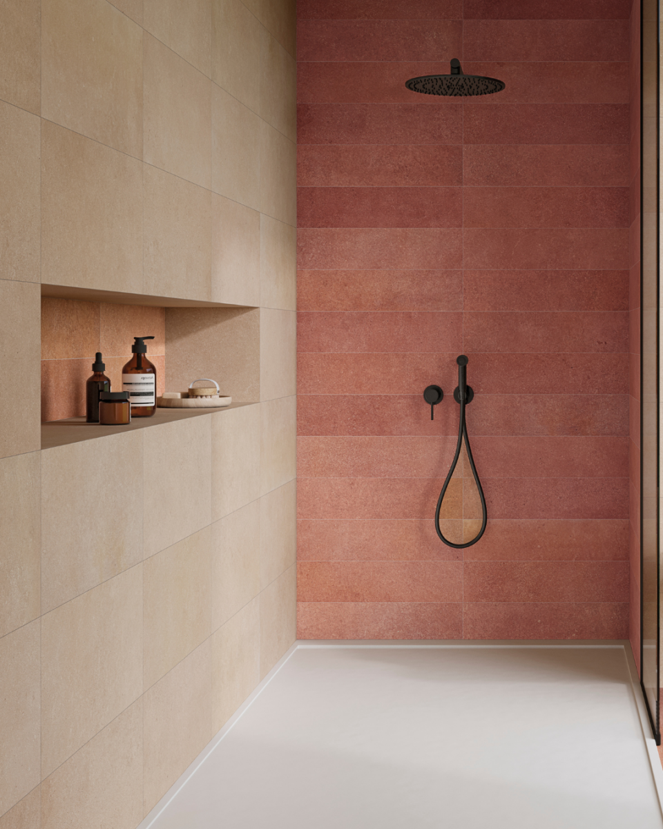 Salle de bain avec carrelage terracotta