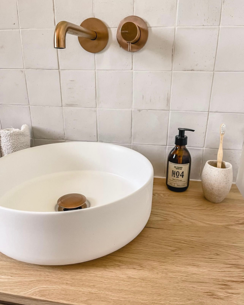 Salle de bain tendance avec zellige en format carré blanc