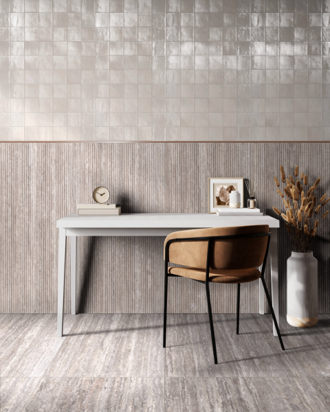 Sous bassement de mur avec carrelage cannelé effet pierre