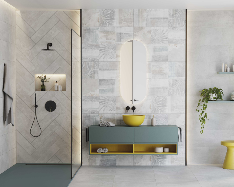 Salle de bain zen, douce et épurée avec carrelage effet béton avec motifs jungle à Sanary dans le Var
