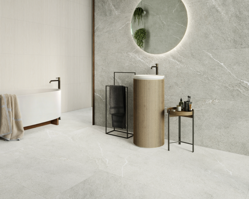 Salle de bain en carrelage effet pierre piacentina à Toulon près de La Garde