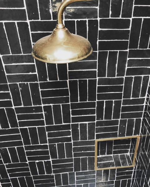 Habiller une douche avec un mur en carreaux bejmat noir à Sanary près de Bandol