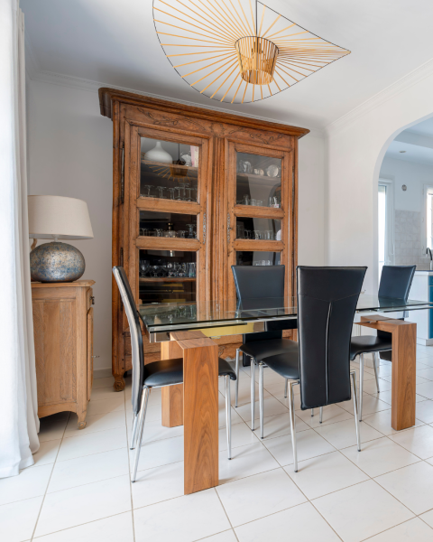 Salle à manger avant rénovation de sol avec un carrelage grand format à Six-Fours-les-plages près de Sanary