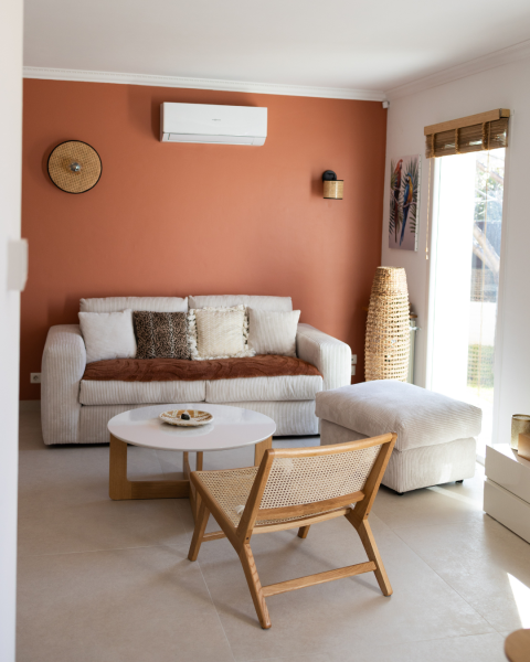 Salon de maison après rénovation du sol avec un carrelage effet pierre naturel à Six Fours les plages près de Sanary-sur-Mer