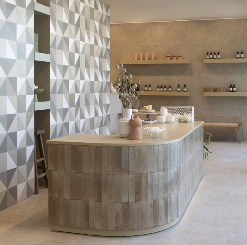 décoration mur de local commercial avec carrelage géométrique et contemporain