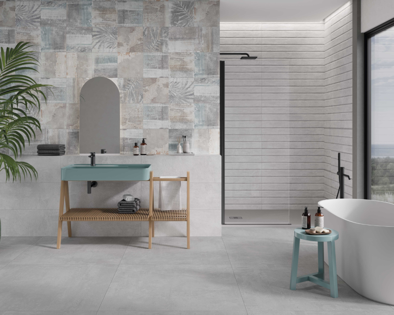 Salle de bain chic et industrielle grâce au carrelage imitation béton ciré gris clair à Sanary 83