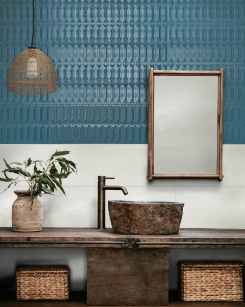 Faïence de salle de bain brillante et en relief couleur bleu à Puget sur Argens près du Muy
