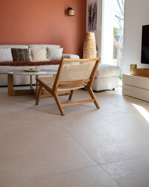 Réalisation client avec carreaux grand format beige effet pierre à Six-Fours-les-plages près de Toulon