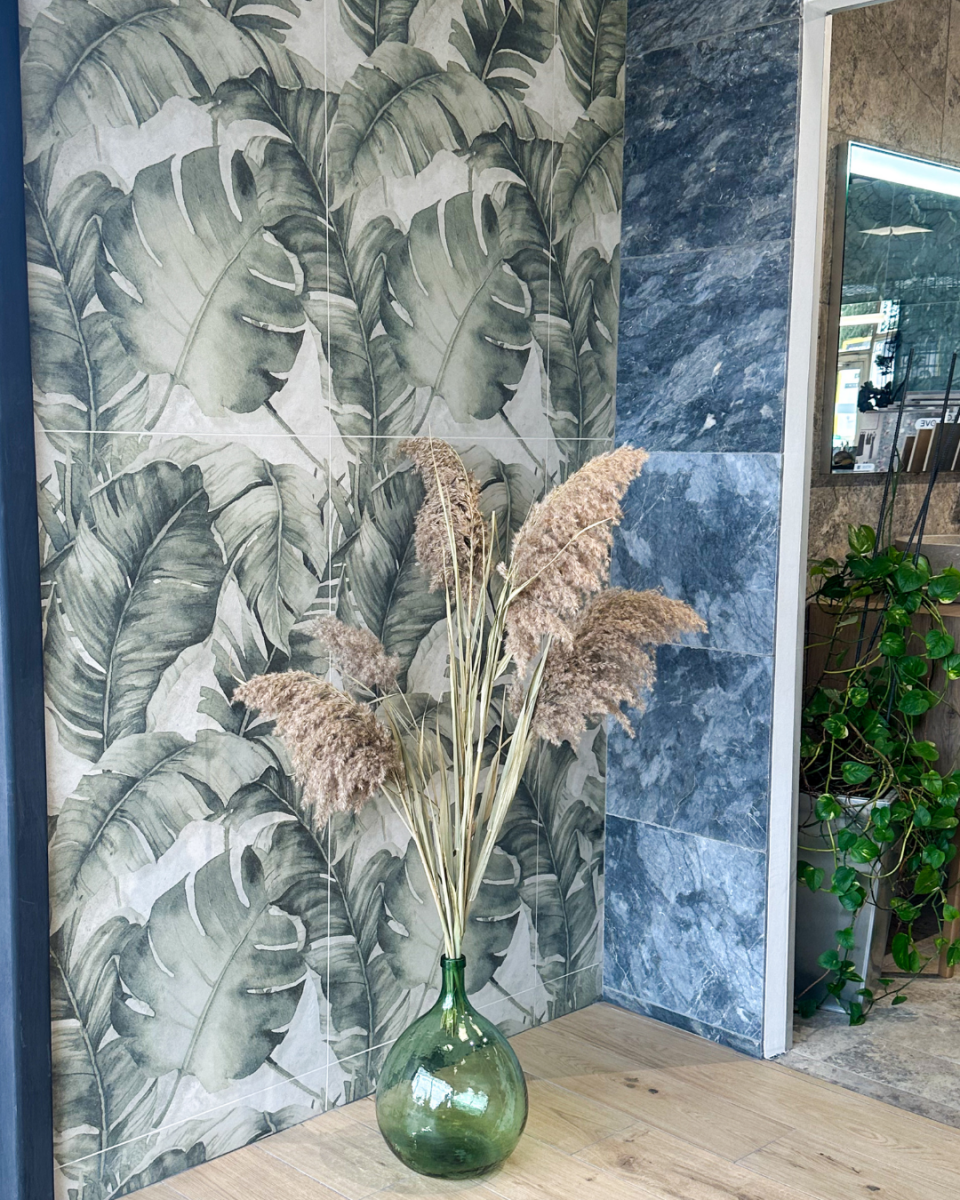 Carrelage mural jungle et carrelage sol imitation parquet