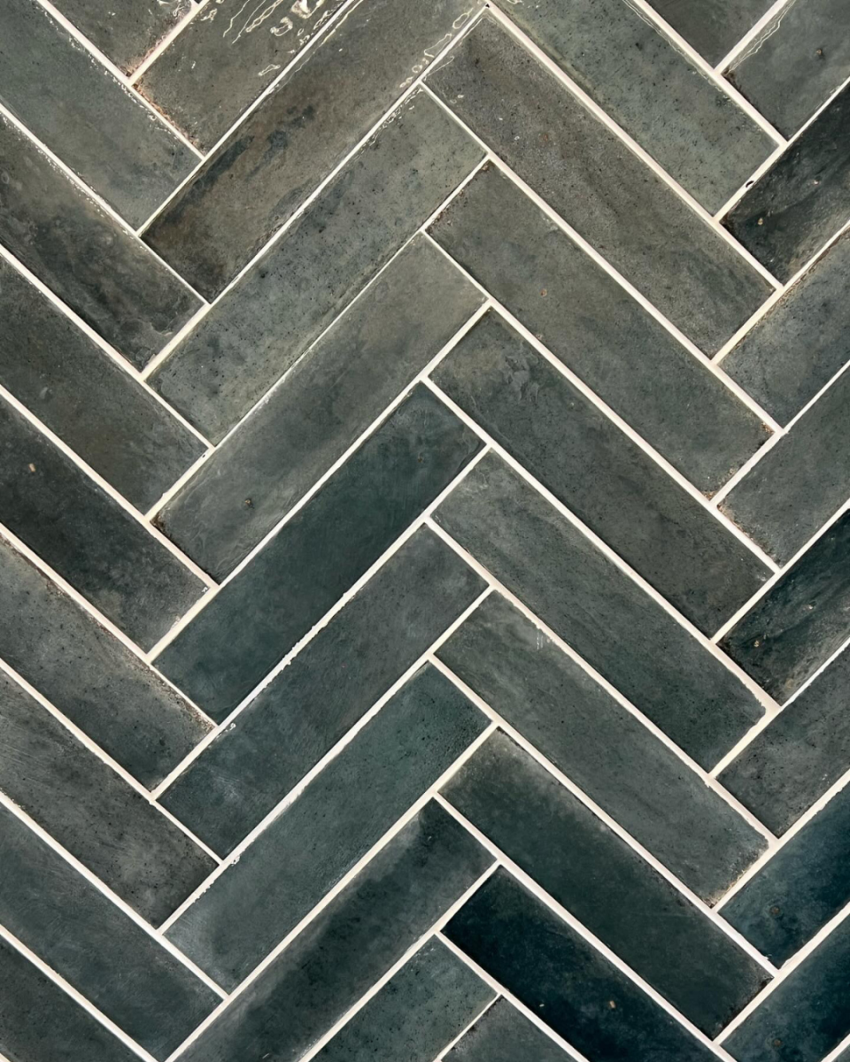 Carrelage effet zellige en pose chevron