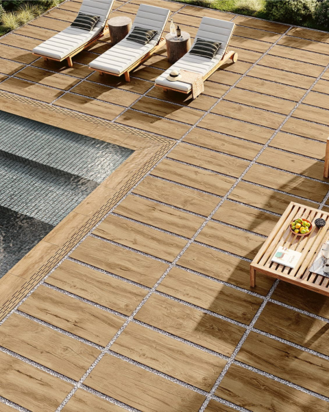 Carrelage effet bois pour l'extérieur avec pièces spéciales piscine à La Garde près de La Valette du Var