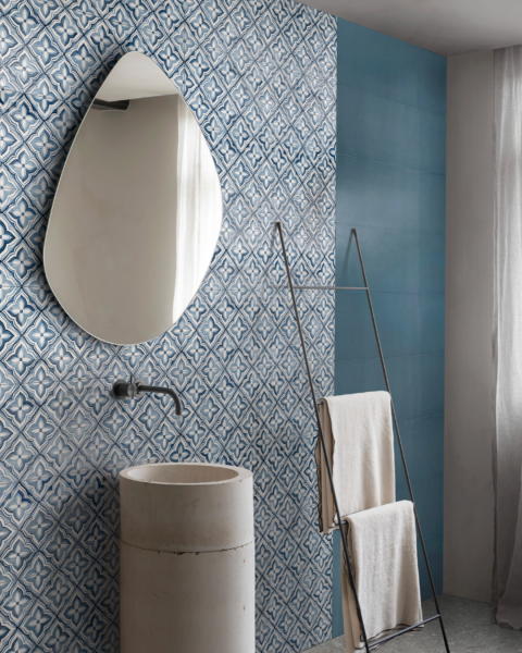 Salle de bain avec faïence murale à motif coloris bleu à Puget sur Argens près de Draguignan