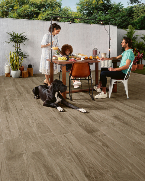 Terrasse extérieure avec carrelage grès cérame effet bois à La Garde près de Solliès-Ville