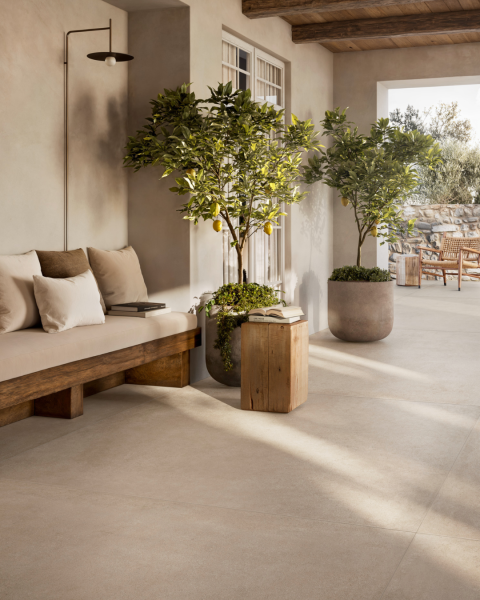 Aménagement extérieur avec carrelage grès cérame effet béton ciré à Sanary près du Castellet