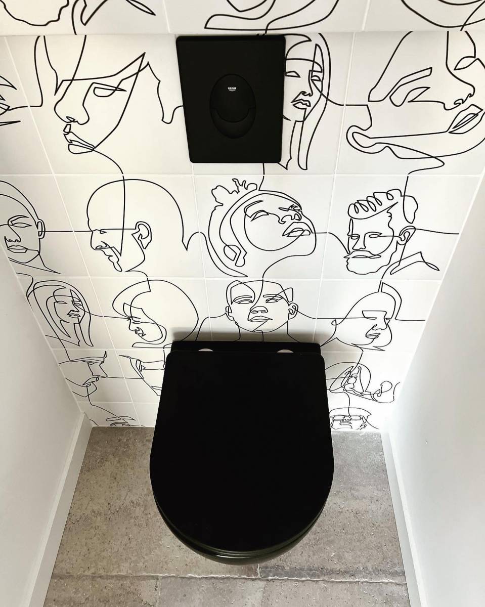 Décoration intérieure d'un WC avec du carrelage à motifs abstraits