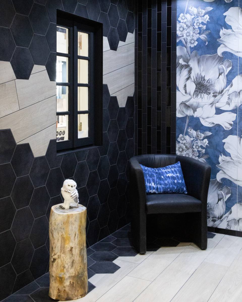 Réalisation d'une décoration intérieure industrielle chic aux teintes bleu nuit et noir