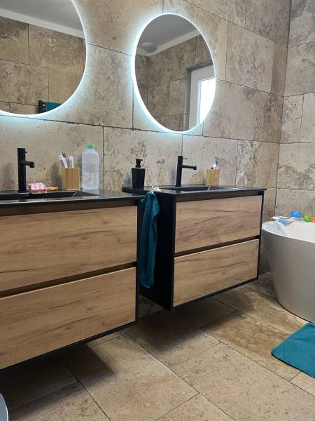 Salle de bain en travertin