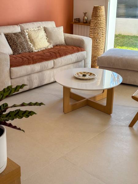 Transformation avant/après d’un sol de salon et salle à manger avec un carrelage grand format effet pierre beige à Six-Fours-les-plages près de Sanary-sur-Mer